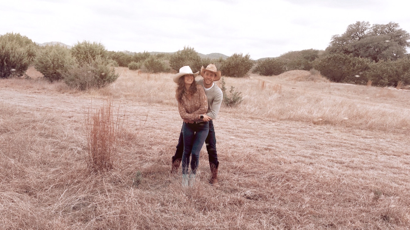 Giorgio e Livia insieme in un paesaggio di campagna