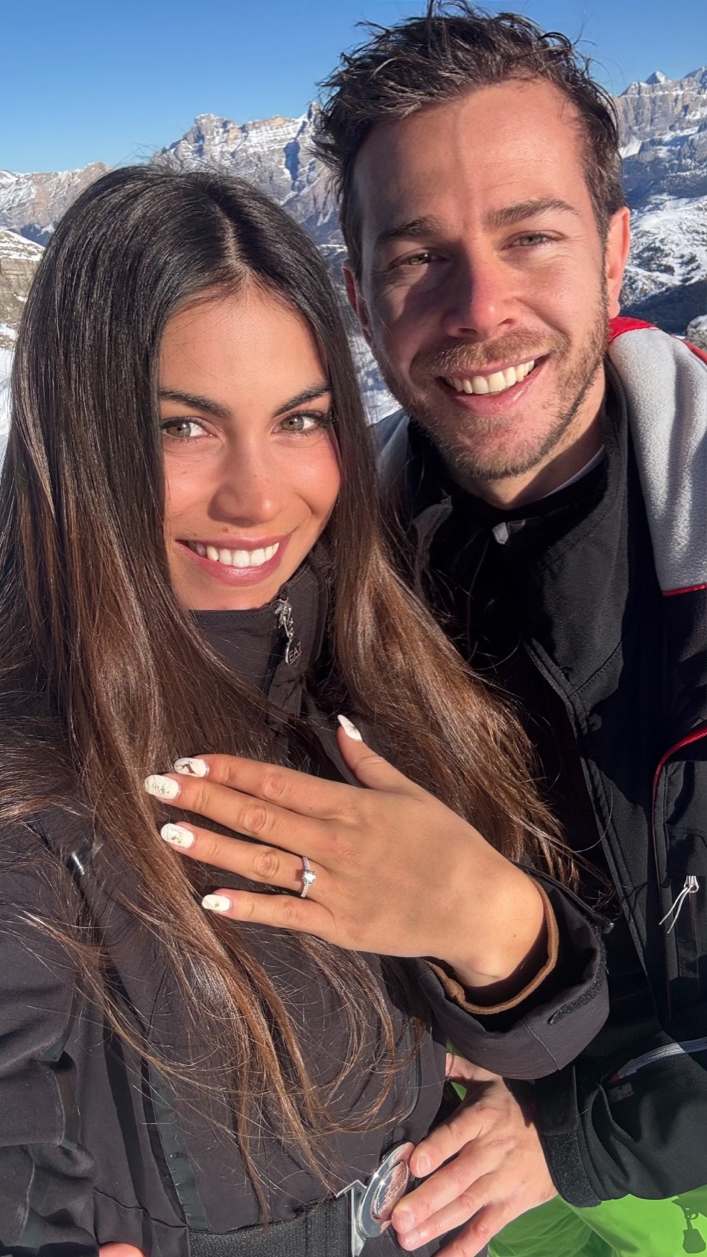 Giorgio e Livia dopo la proposta in cima alla pista Vallon, in Alta Badia