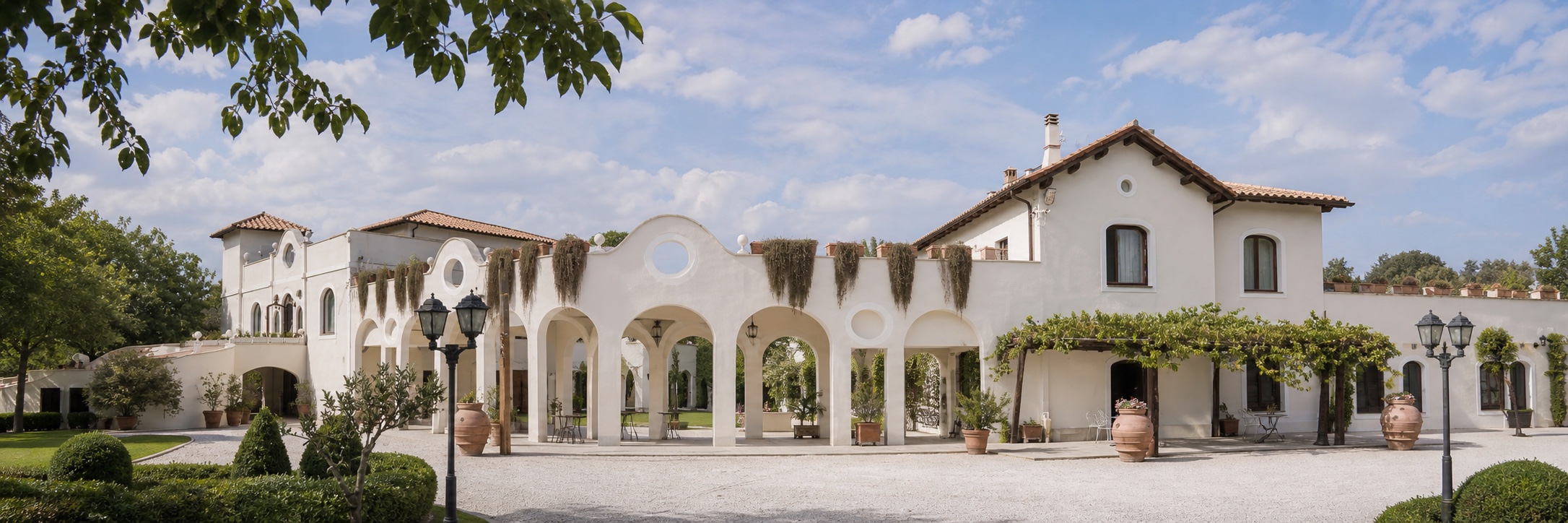 Le Scuderie di San Giorgio viste dal giardino